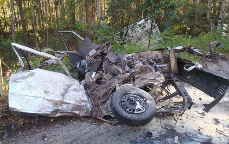 Motorista é encontrado na parte traseira após veículo se dividir (Foto: Polícia Militar Rodoviária)