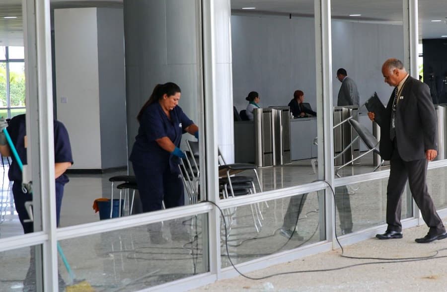 Funcionários trabalham na organização e limpeza nos prédios mais importantes do país (Foto: Fabio Rodrigues Pozzebom / Agência Brasil)