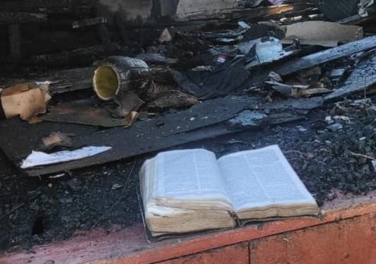 Bíblia ficou intacta mesmo após incêndio (Foto: Corpo de Bombeiros)