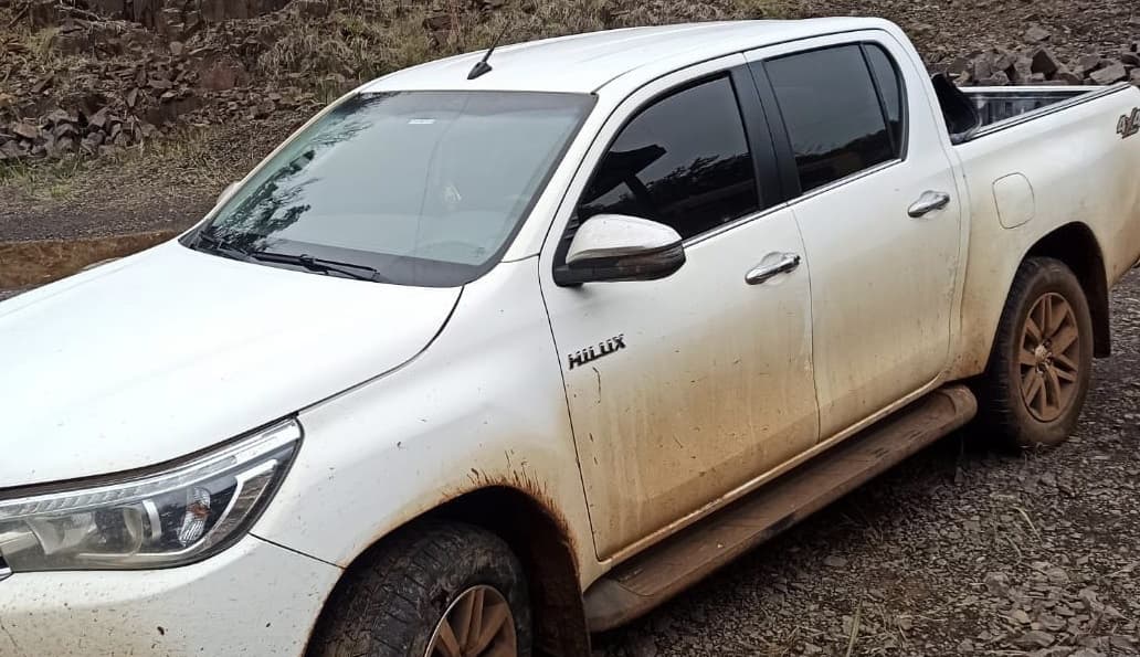 Veículo foi localizado em pedreira (Foto: Polícia Militar)