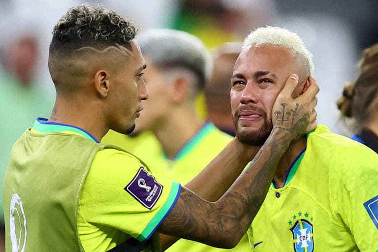 Neymar é consolado por Raphinha após eliminação do Brasil  (Foto: Hannah Mckay / Reuters)