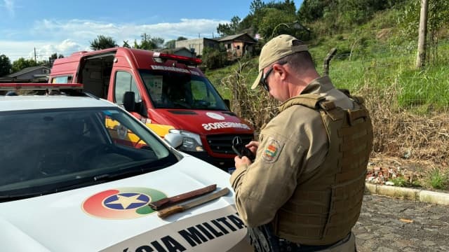 Armas apreendidas no duelo (Foto: Marcos de Lima)