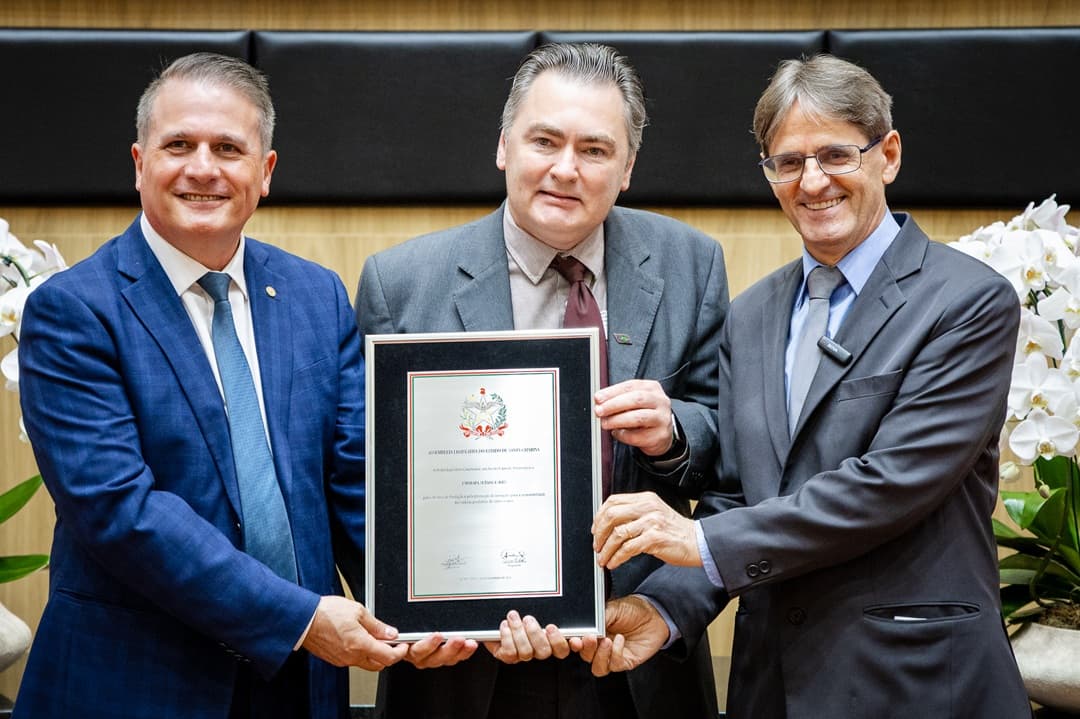 Embrapa Suínos e Aves é homenageada na Alesc pelos 50 anos de contribuição ao agronegócio