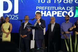 Autoridades estaduais e nacionais prestigiam a abertura da Efapi do Brasil (Foto: Leandro Schmidt)