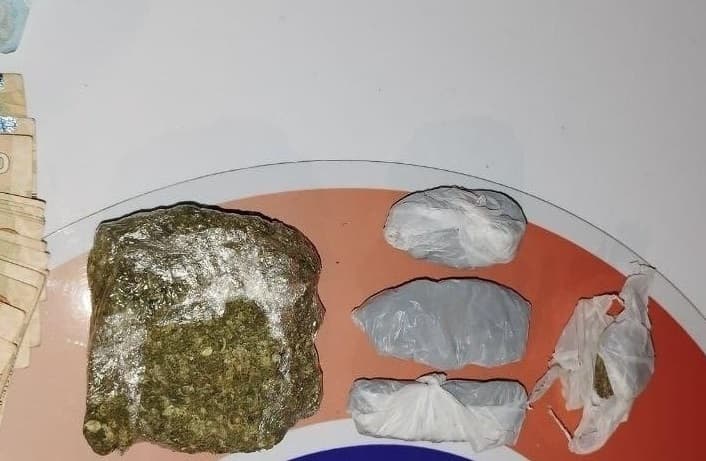 Substâncias semelhantes a cocaína e maconha foram confiscadas (Foto: Polícia Militar)