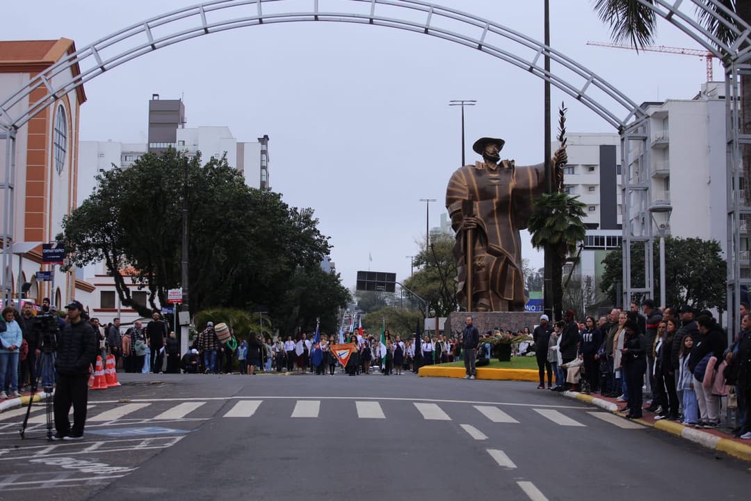 Chapecó comemora 108 anos com desfile e celebração cultural