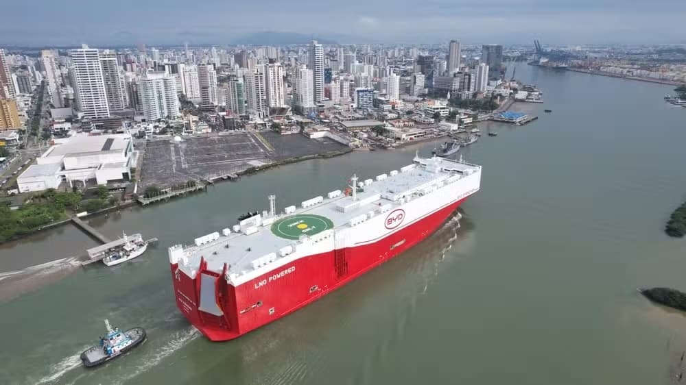 Porto de Itajaí recebe maior navio de transporte de veículos do mundo com mais de 7 mil carros elétricos