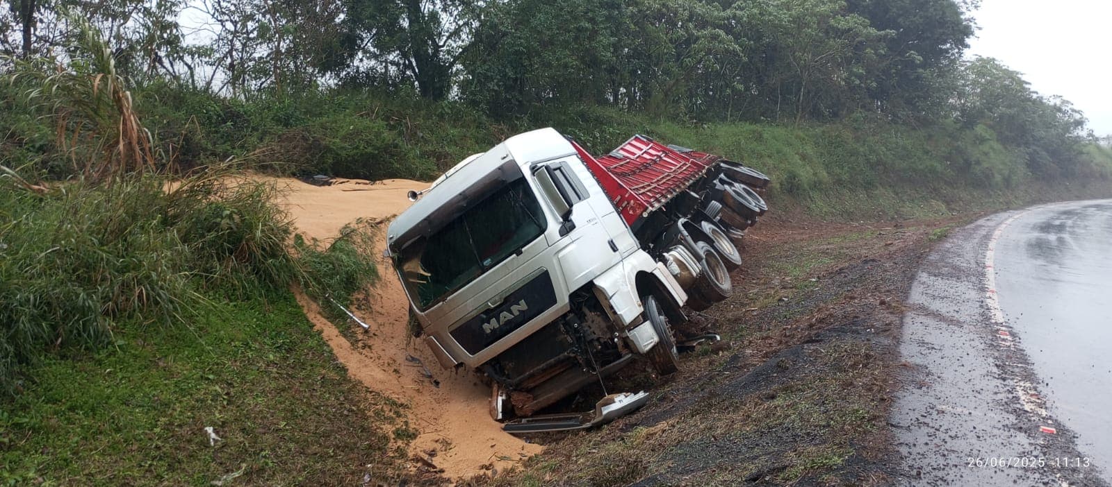 Carreta tomba na BR-282 entre Pinhalzinho e Maravilha (Foto: Divulgação)