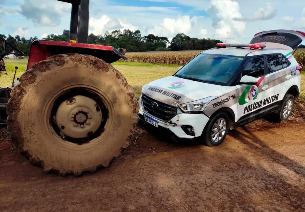 Cidadão em surto tenta subir com trator em cima de viatura