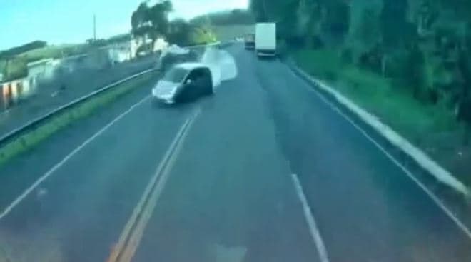 Ultrapassagem de caminhões e colisão (Foto: Divulgação)