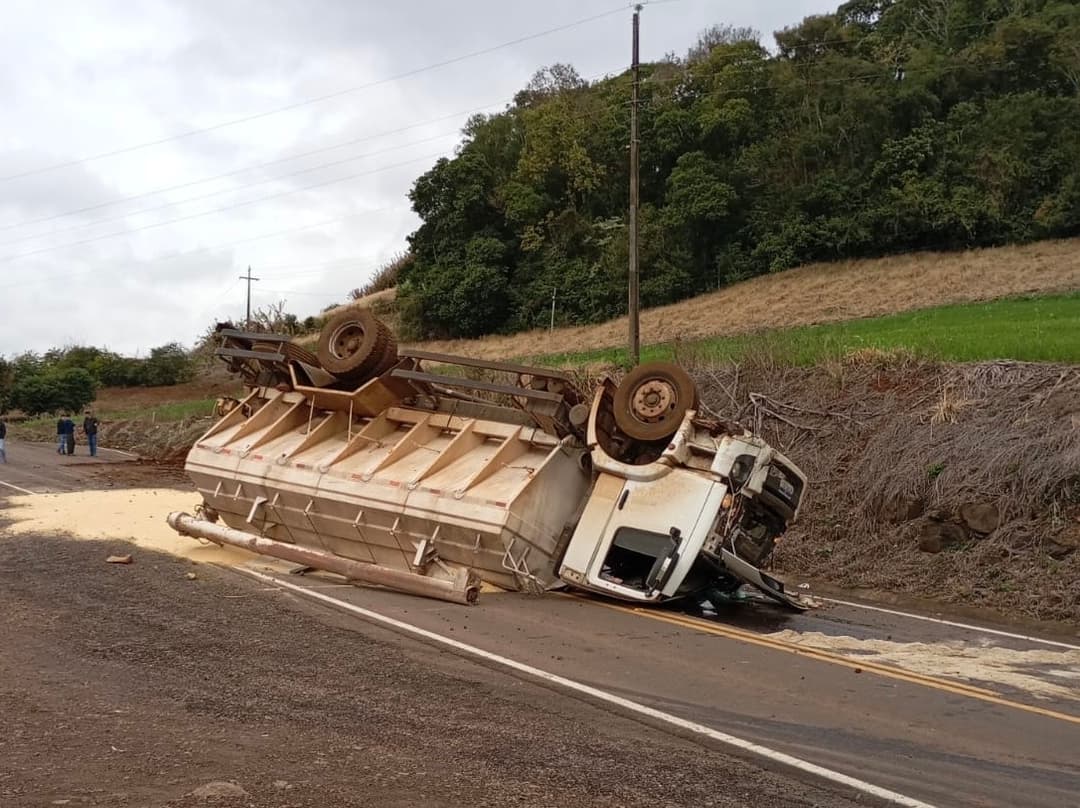 Caminhoneiros se acidentam juntos em locais diferentes da mesma cidade