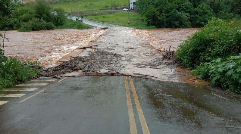 Nível do Rio Saudades elevou e ponte ficou submersa  (Foto: Ascom Saudades )