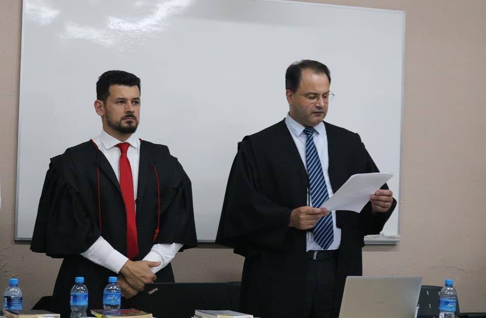 Juiz e promotor durante julgamento (Foto: Henrique Paulo Koch)