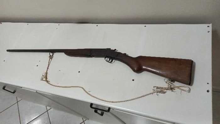 Arma apreendida por policiais  (Foto: PM)