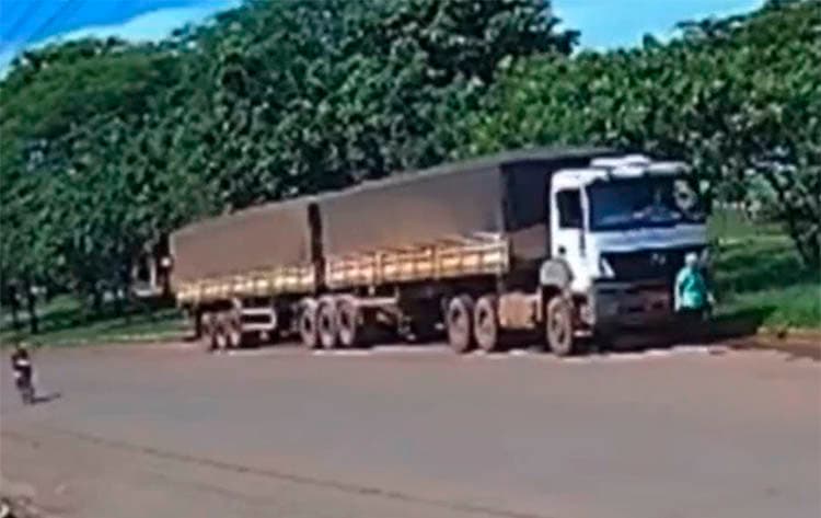 Motorista não viu a senhora na frente da cabine (Foto: Divulgação)