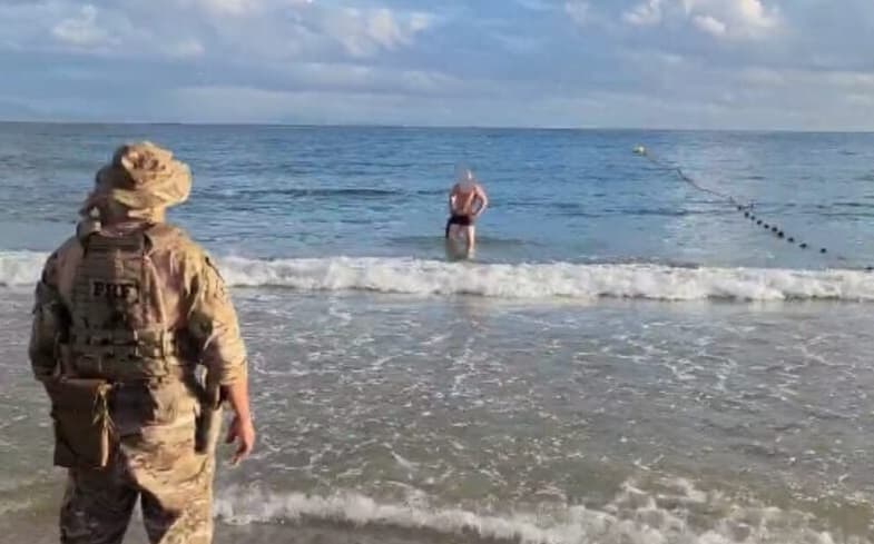 Fugitivo fica duas horas nadando no mar com PRFs no 'gangote'