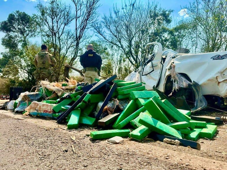 Drogas ficaram espalhadas para tudo que foi lado (Foto: PRF)