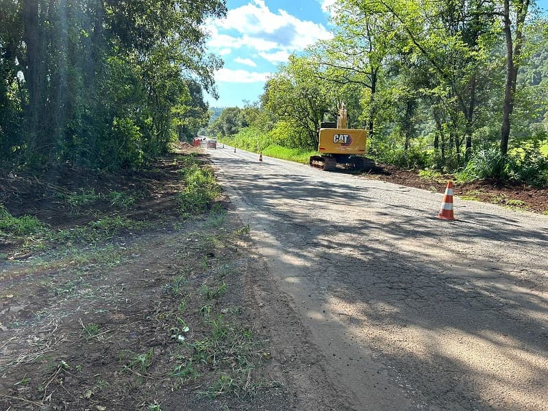 Inicia a limpeza das laterais da SC-160 em Linha Pitinga  (Foto: Gilmar Bortese)