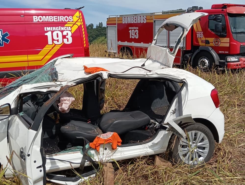 Motorista fica ferido após Gol atravessar 80 metros de lavoura