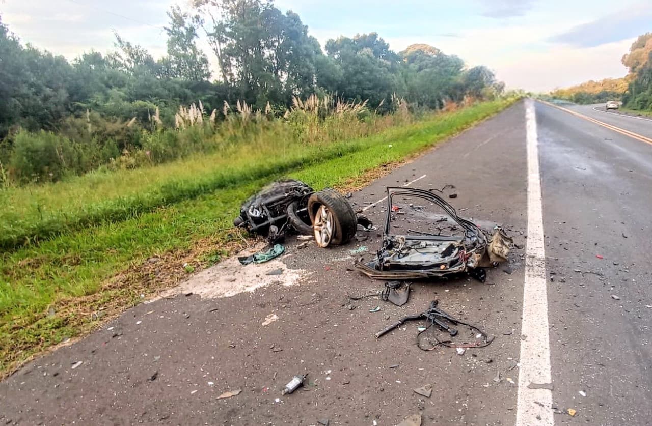 Carro teve rodas arrancadas (Foto: Corpo de Bombeiros)