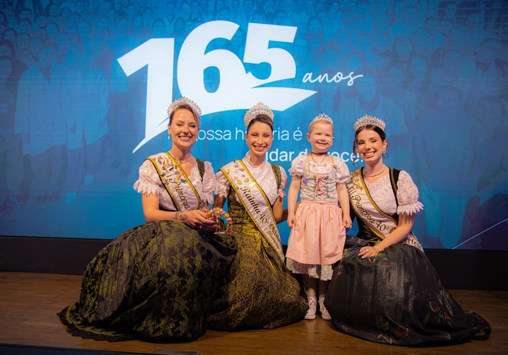 Menina com leucemia vira princesa mirim da Oktoberfest