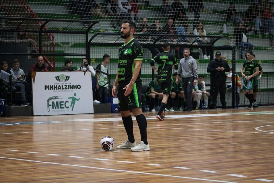 Renan estava vestindo as cores da Pinhalense desde março nesta passagem (Foto: Felipe Eduardo Zamboni)
