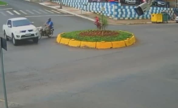 Moto e caminhonete colidiram no Oeste catarinense (Foto: Divulgação)