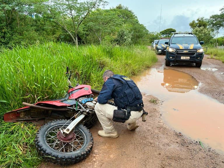 Suspeitos estavam em uma moto de trilha (Foto: PRF)