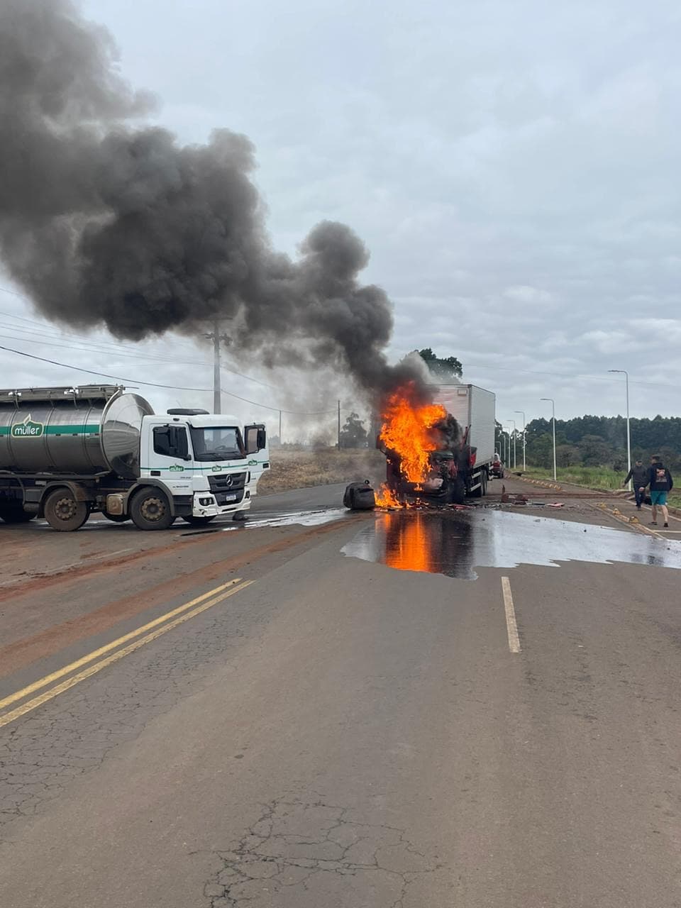  Palmitos: Motorista consegue sair de caminhão em chamas