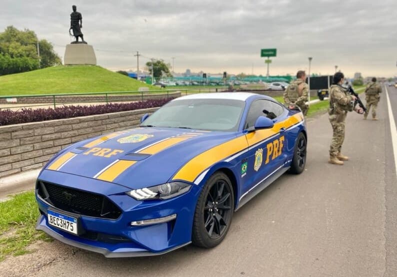 O automóvel já foi adesivado e equipado com sirenes e luzes de emergência (Foto: PRF)