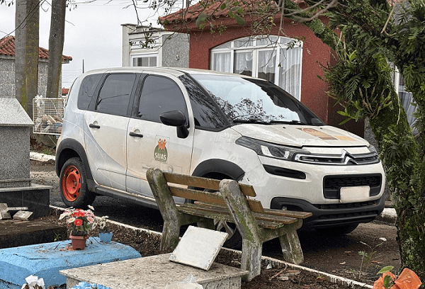 Aircross de prefeitura é usado em fuga e abandonado em cemitério