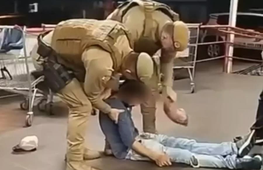 Cidadão caído nos braços de PM (Foto: Divulgação)