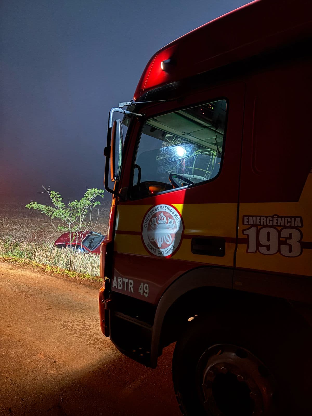 Veículo foi encontrado fora da pista (Foto: Divulgação CBM)