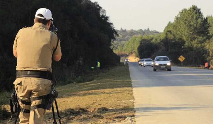  Policial utilizando radar móvel (Foto: PMRv)