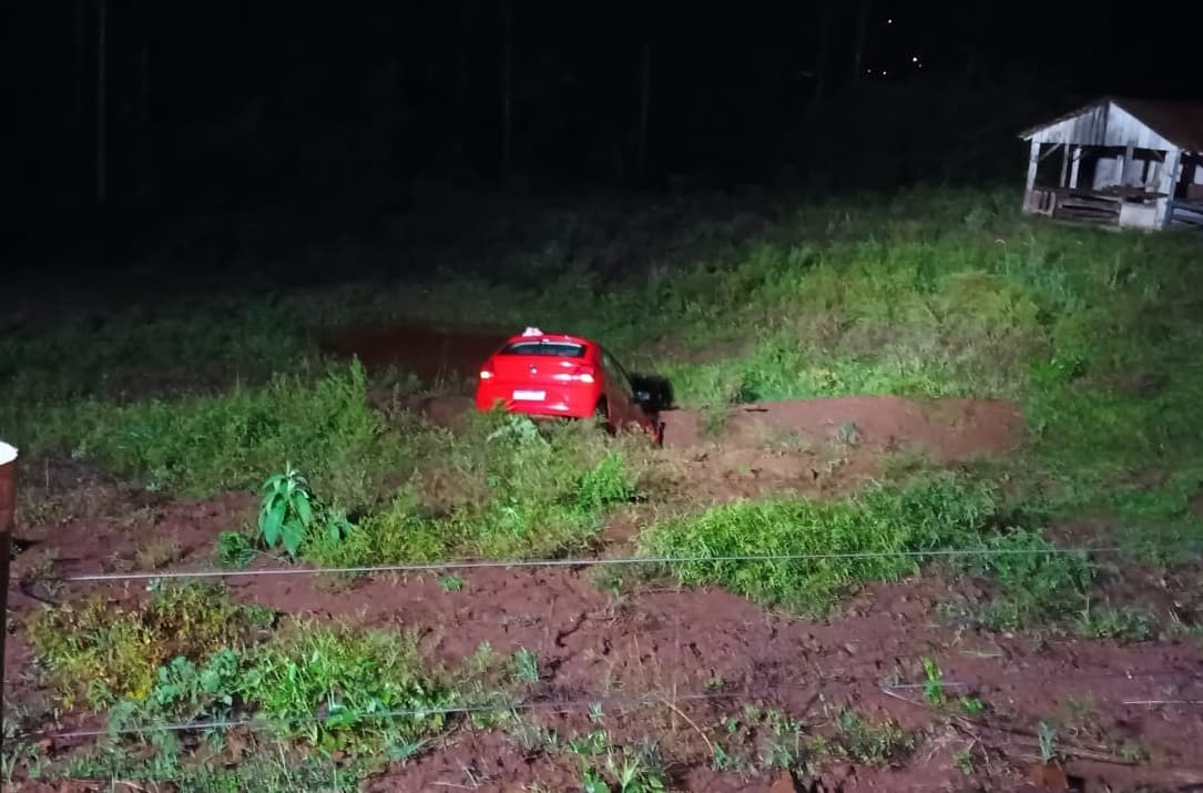 Acidente deixou três pessoas feridas (Foto: Corpo de Bombeiros)