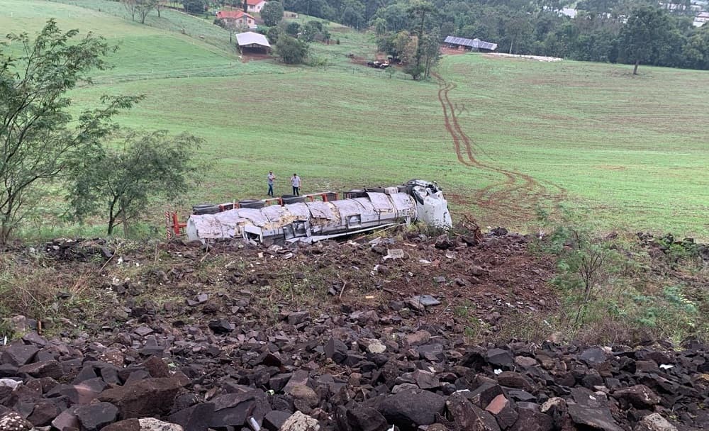 Condutor de carreta despenca em ribanceira no interior de Nova Itaberaba