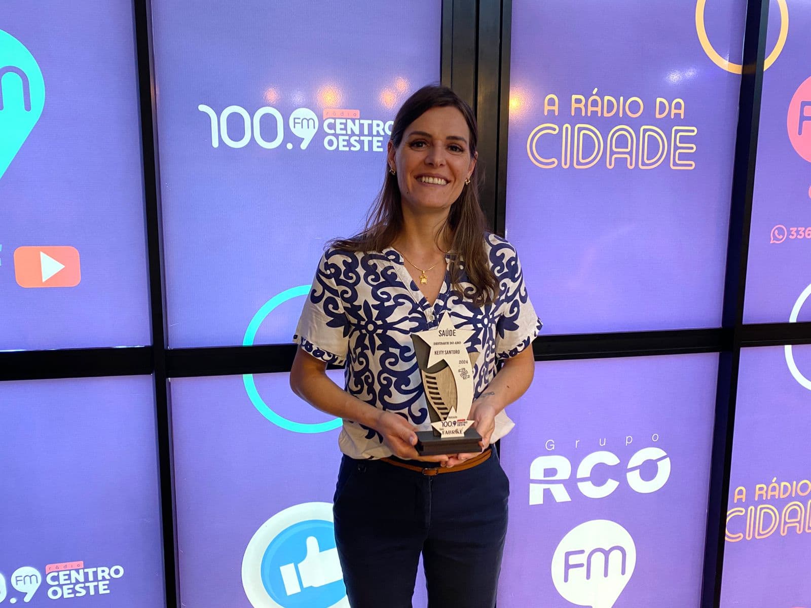 Keity recebeu a homenagem durante o programa Radar na RCO (Foto: Felipe Eduardo Zamboni)