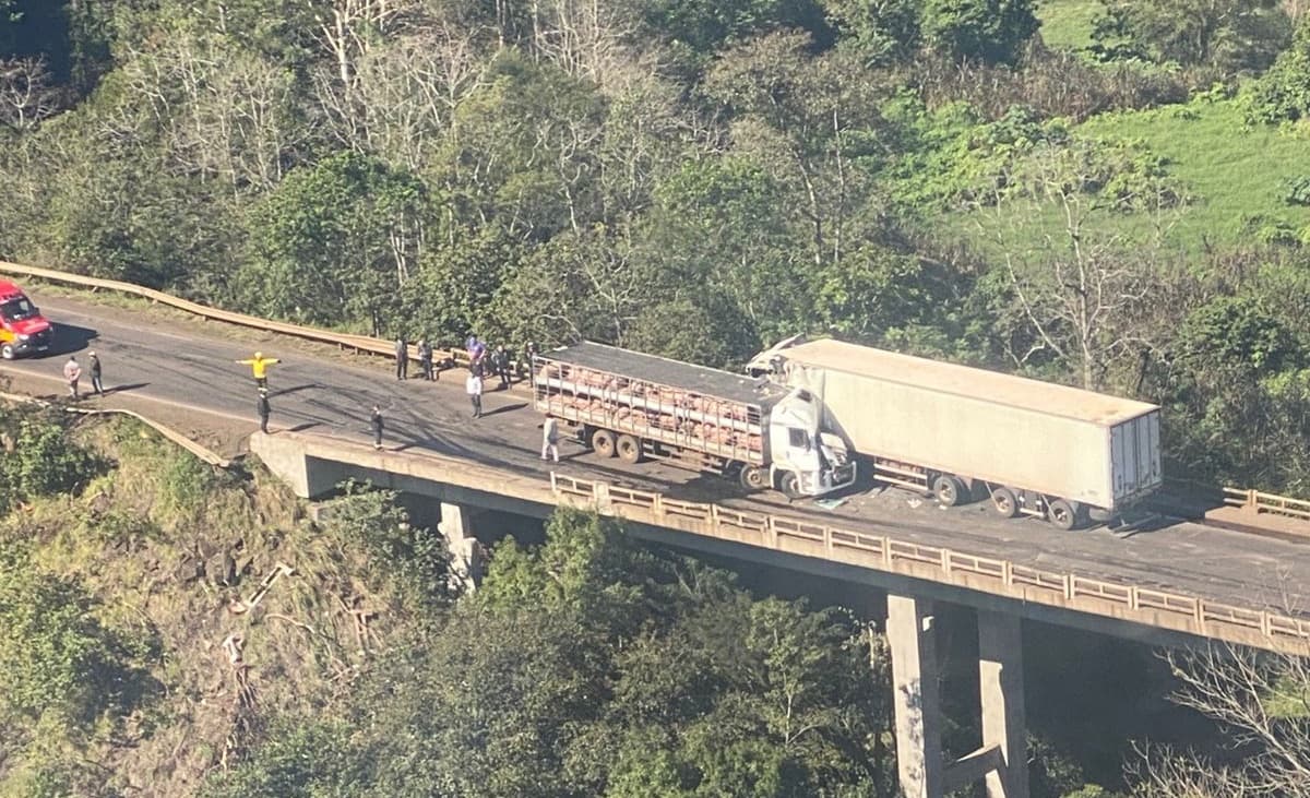 Impacto de veículos interrompeu o trecho (Foto: Saer-Fron)
