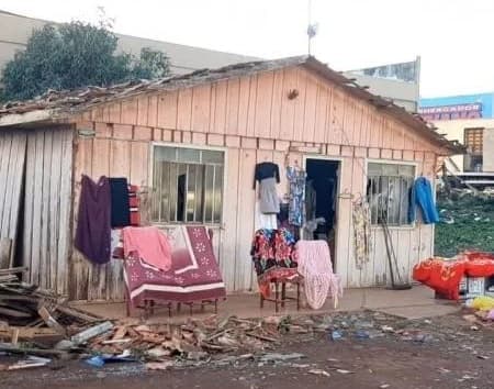 Senhora alegou que ergue bíblia ao céu no momento do temporal (Foto: Fábio Donegá)