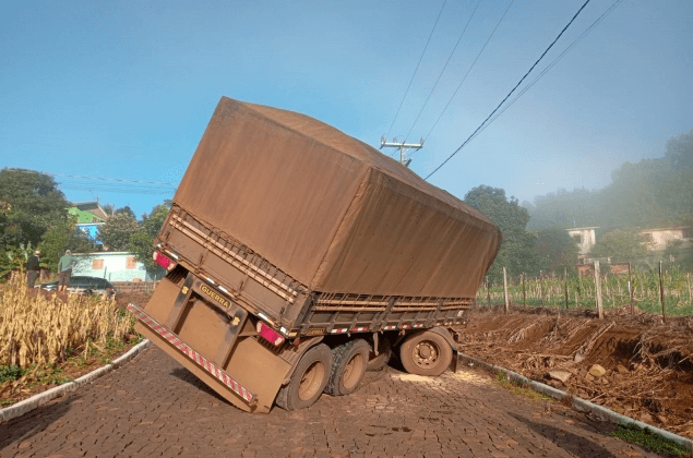 Carreta fez um "L" parcial (Foto: Adriano Rodrigo)