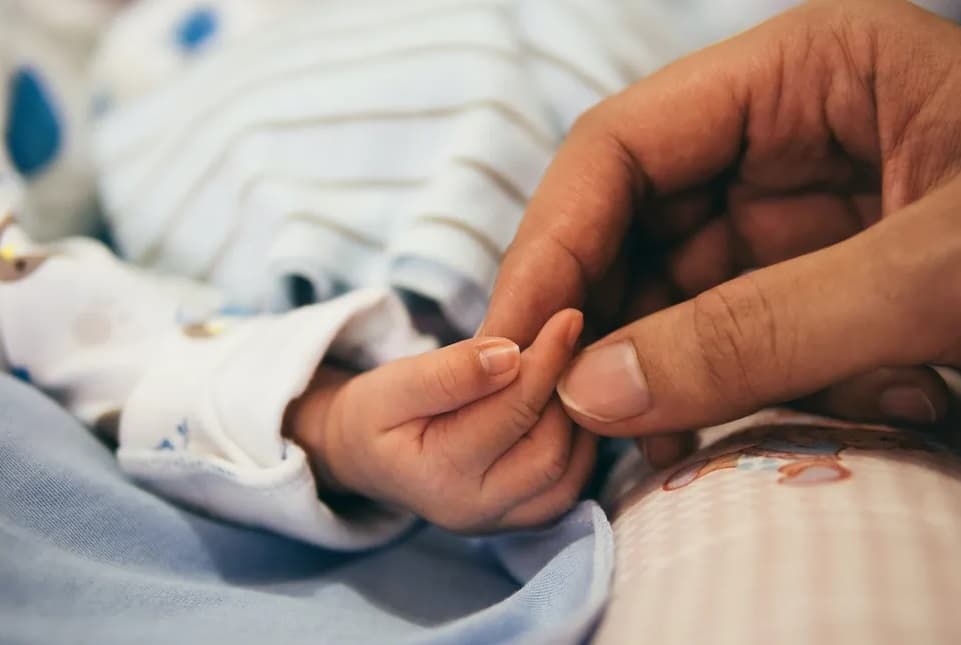 Teste de DNA comprovou a troca em maternidade (Foto: Aditya Romansa / Unsplash)