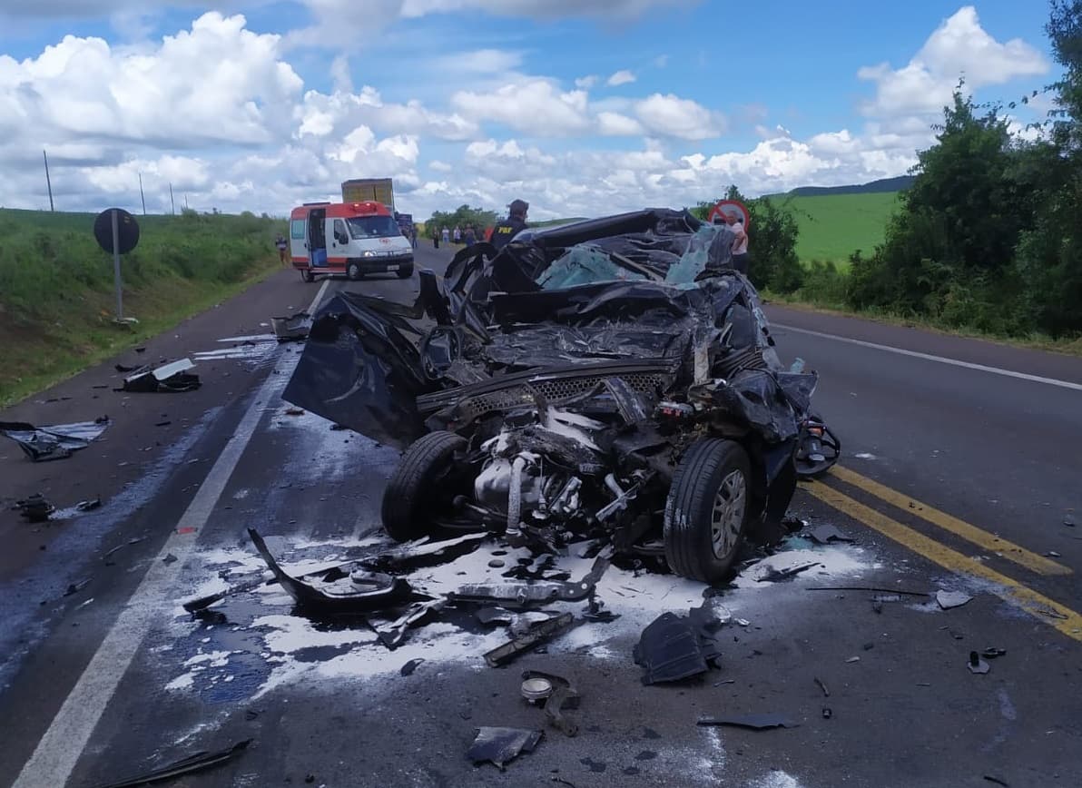 Filho e mãe estavam em um automóvel que colidiu contra caminhão (Foto: Corpo de Bombeiros)