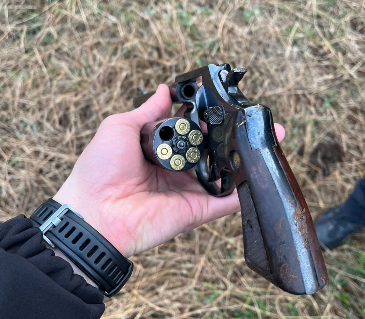 Arma encontrada em propriedade (Foto: Polícia Civil)