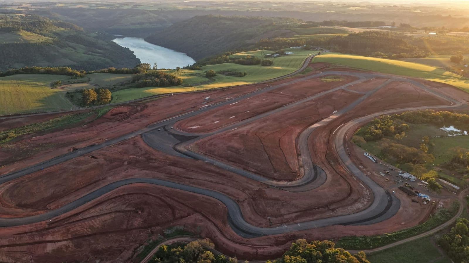 Autódromo com tecnologia usada em pistas internacionais avança em Chapecó