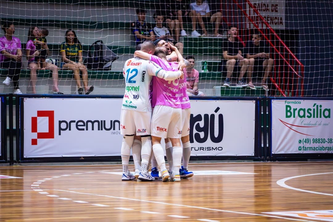“Temos que vencer primeiro”, diz Lewis sobre sonho da Pinhalense Futsal Zagonel de terminar entre os quatro primeiros