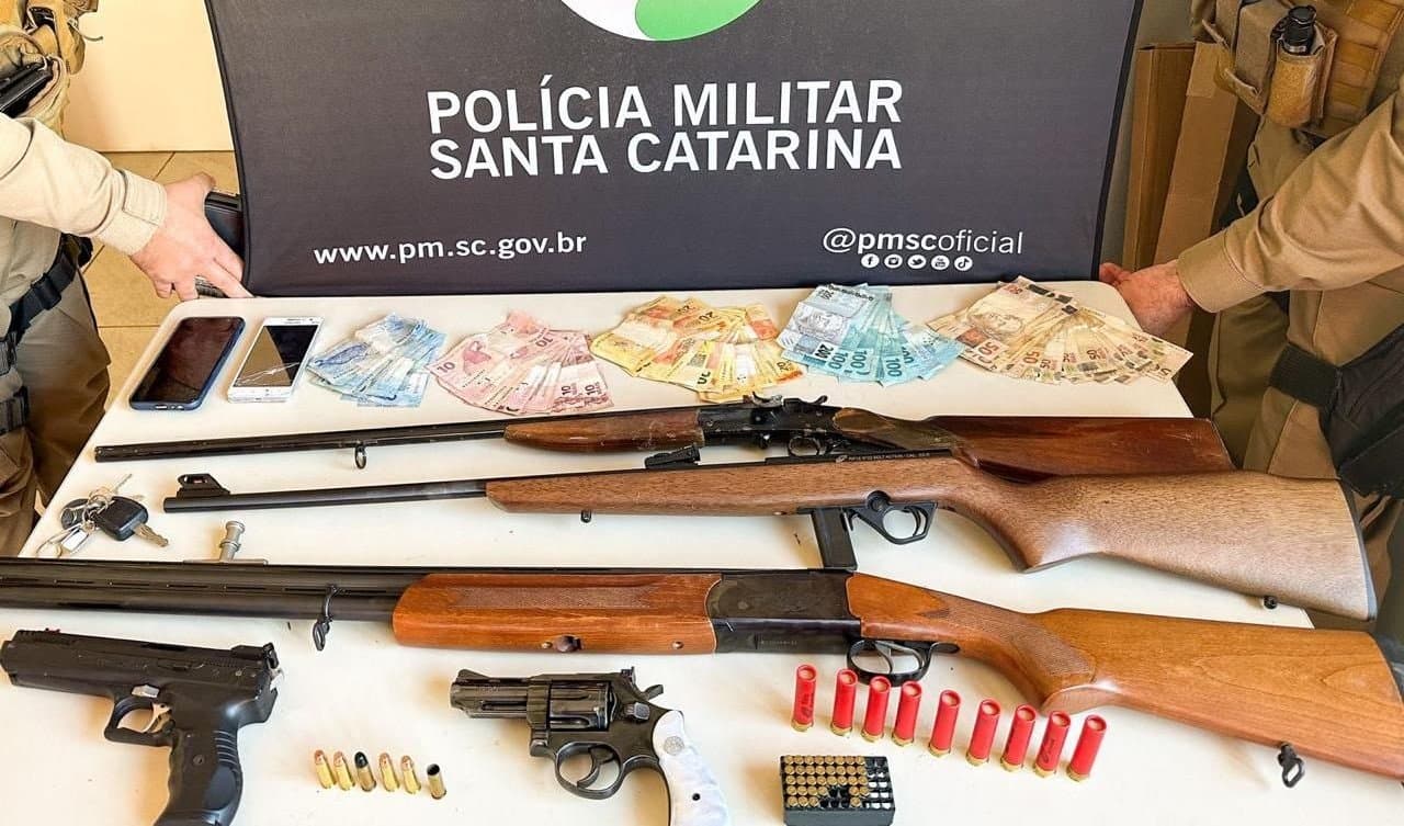 Armas, dinheiro e um carro foram roubados (Foto: Polícia Militar)