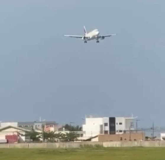 VEJA! "Pouso-Caranguejo": avião aterrissa diferente em Santa Catarina