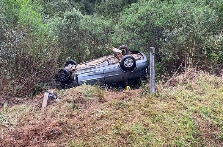 Carro foi lançado para longe (Foto: Handerson Souza)