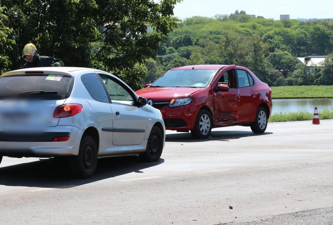 Colisão lateral é registrada na BR-282 em Pinhalzinho