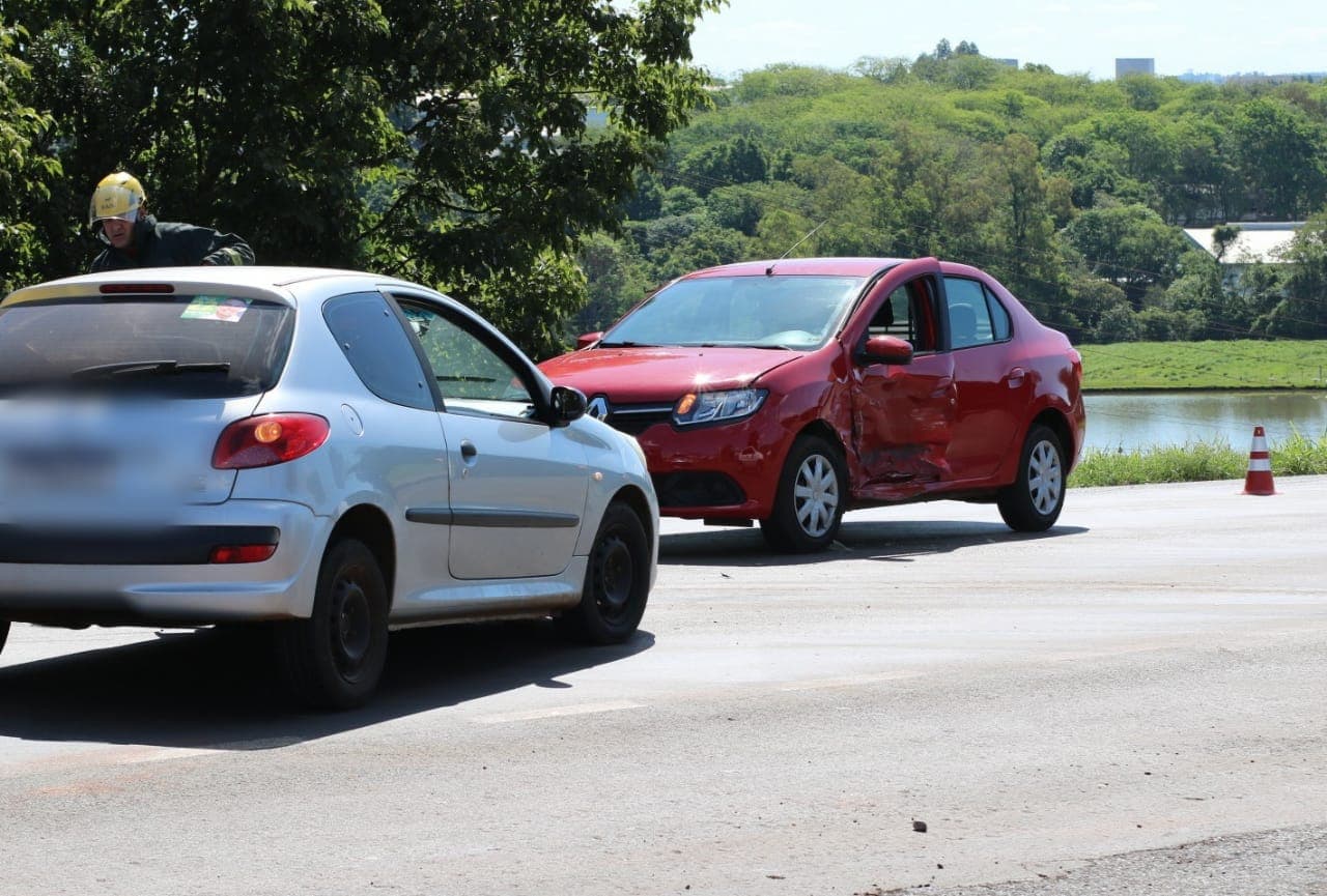 Logan e Peugeot colidem na BR-282 (Foto: Henrique Paulo)